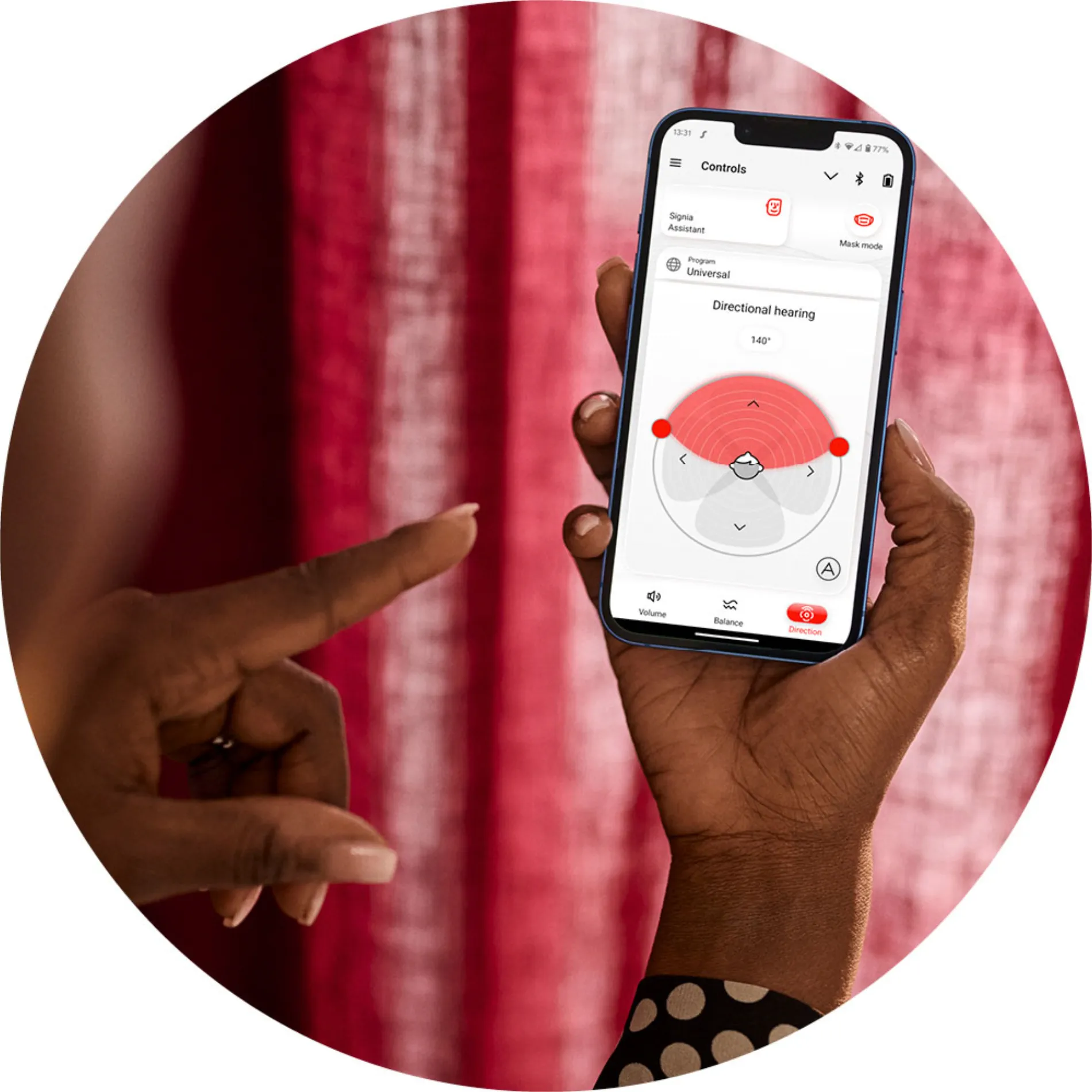 styletto-ix_woman-with-smartphone_close-up_screen_circle_1000x1000