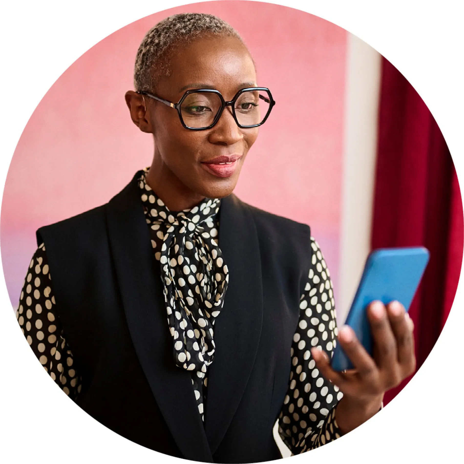 styletto-ix_woman-with-smartphone_circle_1000x1000