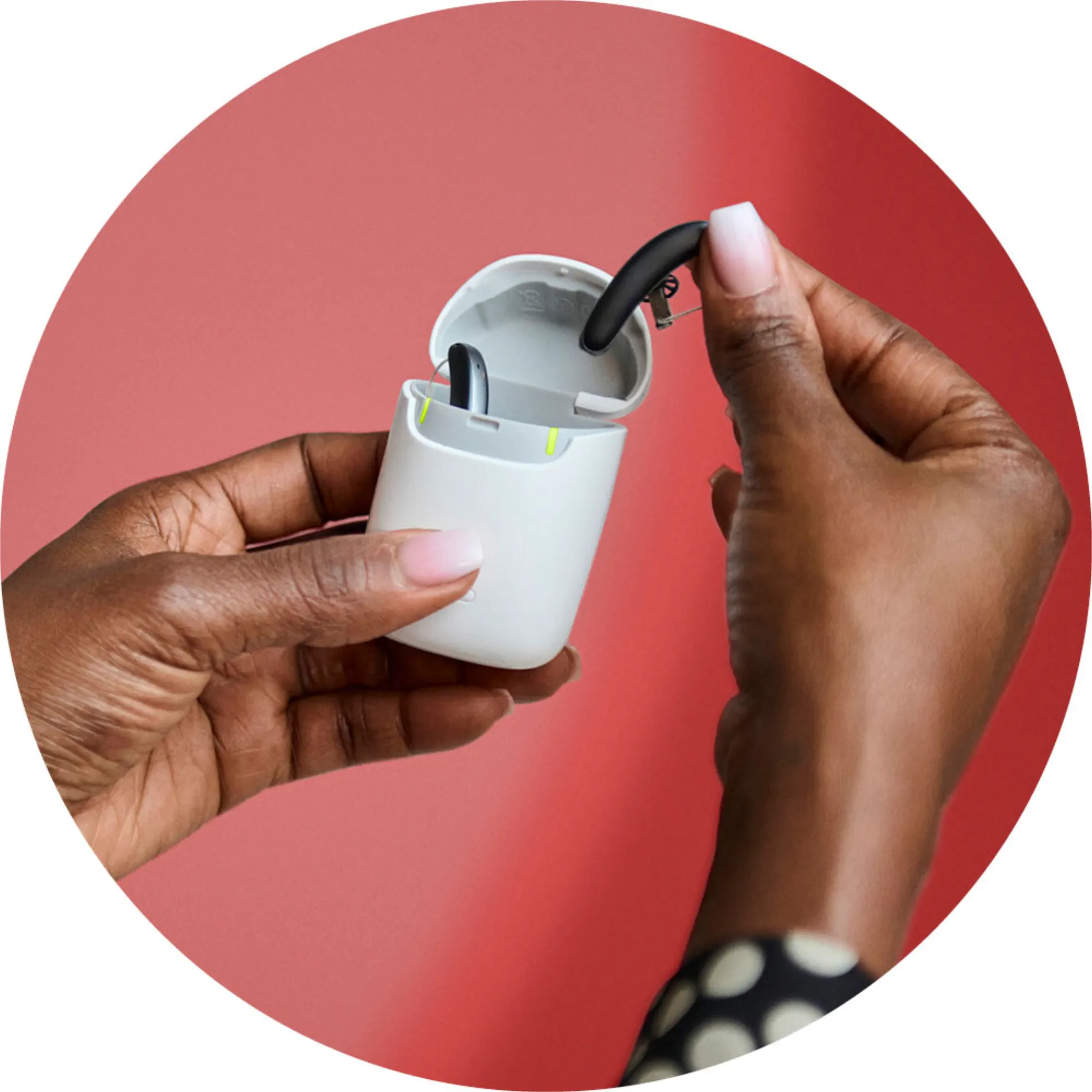 styletto-ix_taking-out-of-charger_circle_1000x1000